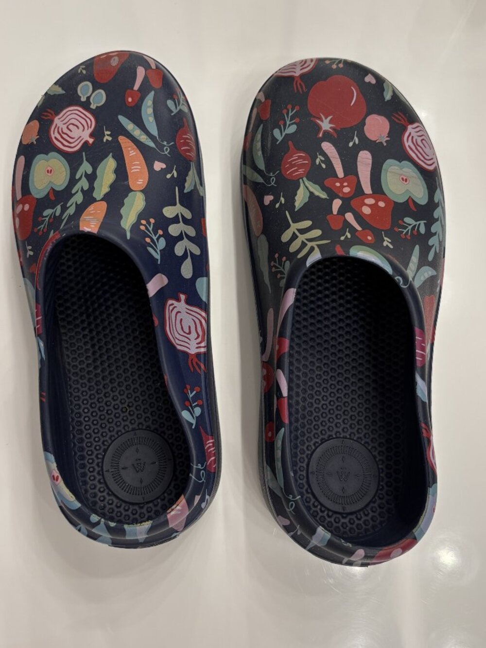 Totes Everywear Ladies Clog Size 8 Veggies garden shoes. Used some wear.